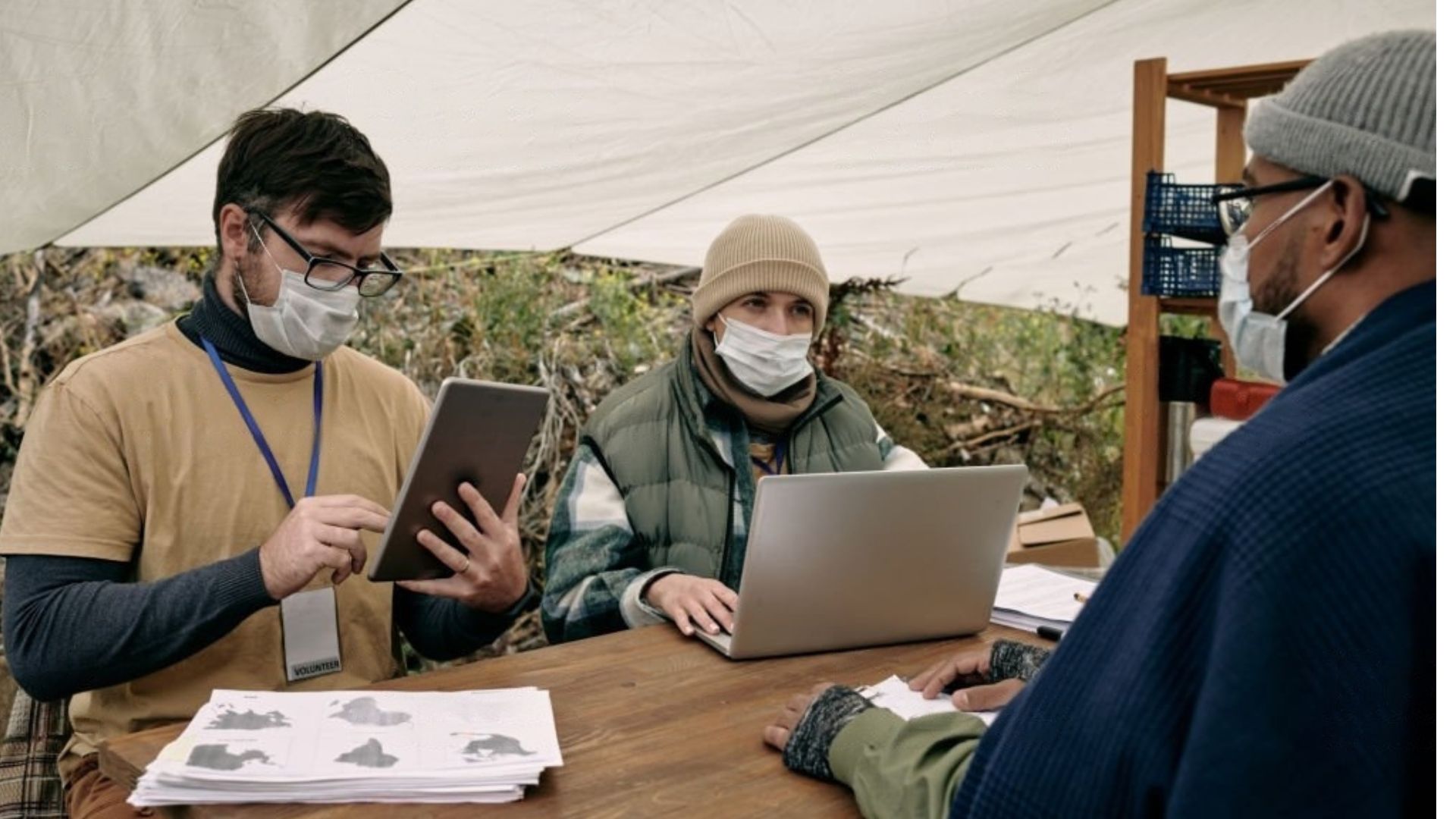 Esta imagen muestra a tres trabajadores migrantes latinos en una granja, utilizando dispositivos electrónicos para gestionar su trabajo. La imagen refleja la capacidad de los migrantes para adaptarse a nuevas tecnologías y métodos de trabajo en su esfuerzo por establecerse en su nuevo entorno. Además, la imagen puede transmitir un mensaje positivo y empático hacia los migrantes, destacando su importante papel en la producción de alimentos y la economía local. La inclusión de esta imagen en nuestra página de la red de observatorios sobre migración latinoamericana refleja nuestro compromiso en fomentar una comprensión más profunda y empática sobre la experiencia migratoria y su impacto en la sociedad.